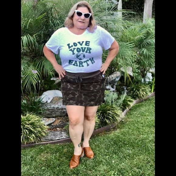 🌵White Burnout Graphic Tee “LOVE YOUR EARTH” NWT - Picture 10 of 11